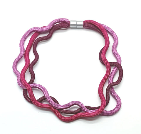 Triple necklace / fuchsia