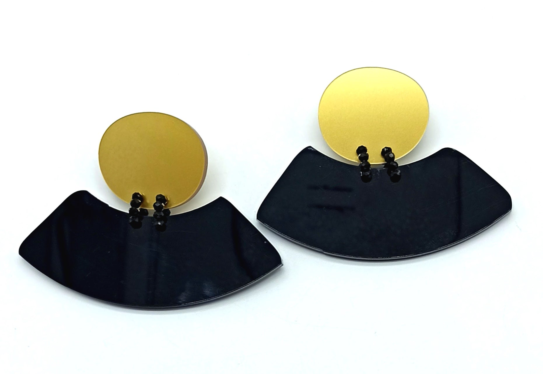 Curve earrings / gold and black